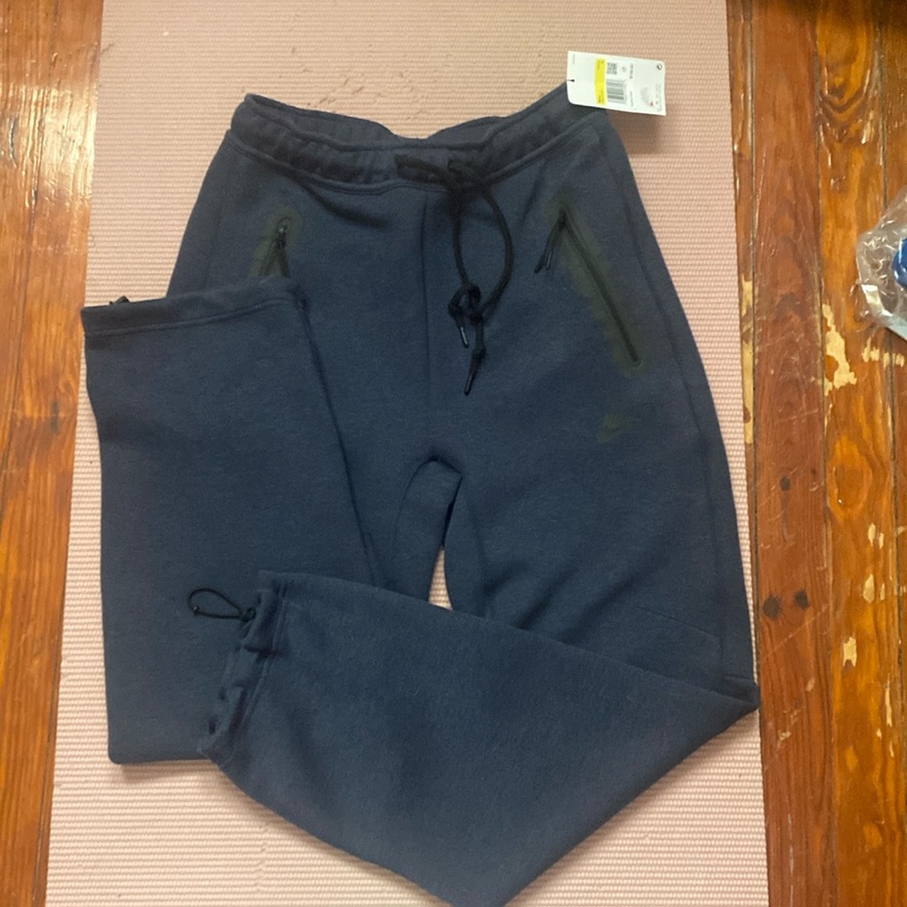 NWT Nike tech fleece standard fit